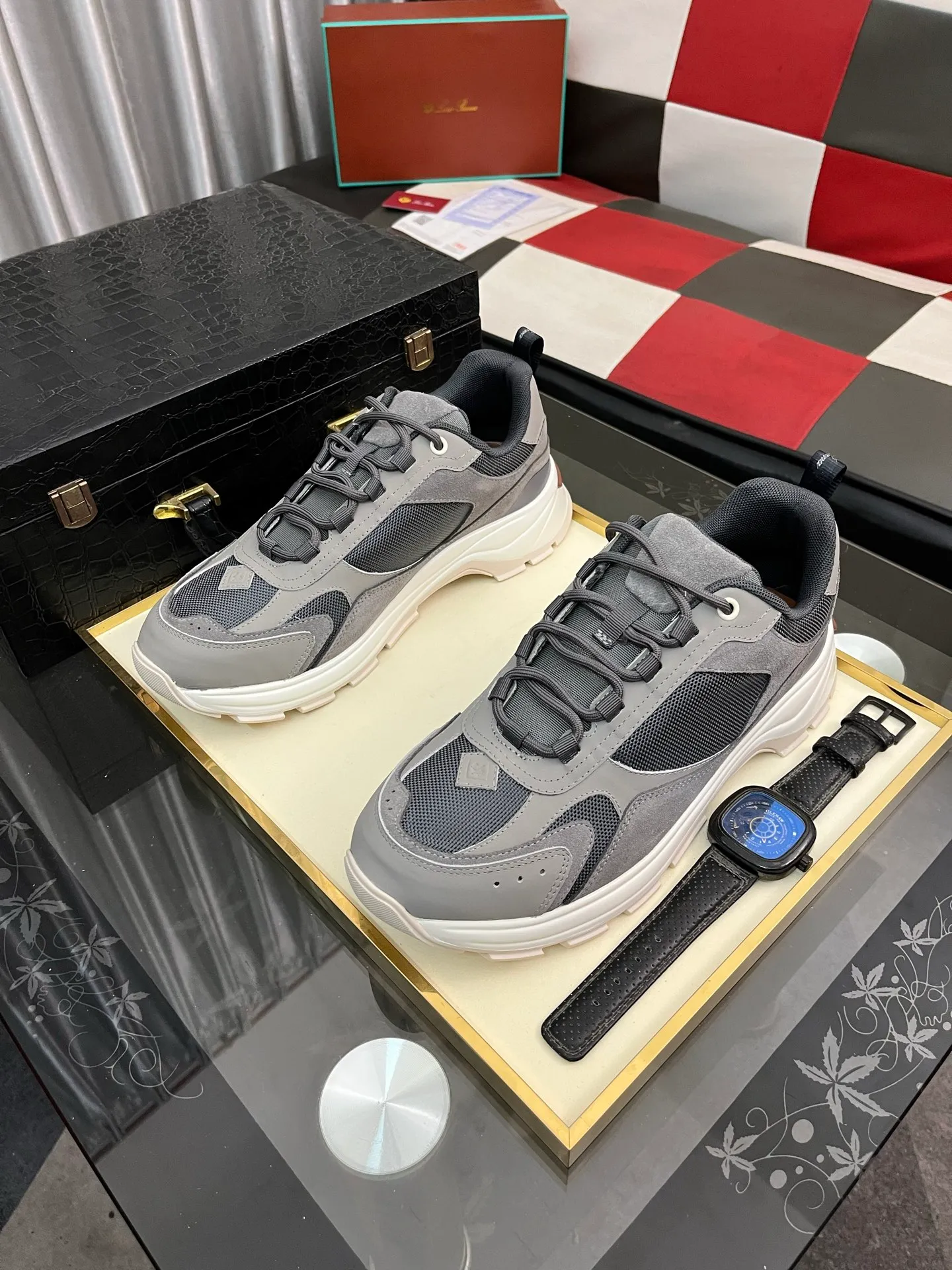 Men's shoes 💰520 ⌚️⌚️ Loro Piana's classic popular lp top version of Pili casual shoes. It turns out that these are the casual shoes that are said to be able to walk 20,000 steps without tiring your feet. This pair has both good looks and feel. You will be completely lost as soon as you step on it ~ The minimalist design is eye-catching and durable, and it is a bonus for dressing. The soft feeling on the feet has outstanding texture, and it is very nice without abrasion on the feet. The soft and waxy soles make it easy to wear for daily use for a long time. Who can resist a pair of versatile and good-looking loafers? Don't be too elegant at all, the feel and texture of the feet are good, the key is to make the legs look longer and not tire the feet, the main thing is that it is just right!        Material: Original cowhide Lining: Original sheepskin Outsole: Original sole Size: 38-44